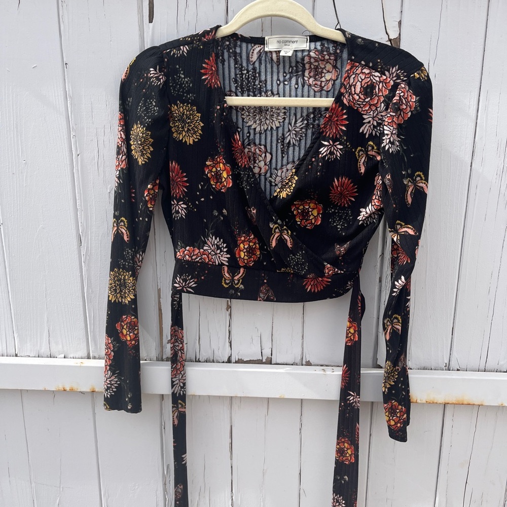 Long sleeve cropped v-neck shirt, tie around, deep v neckline, black floral